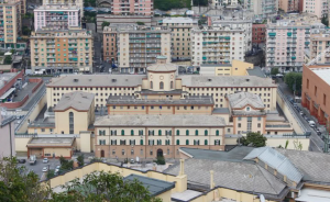 Genova, ai domiciliari litiga con la compagna e si presenta in carcere per farsi arrestare