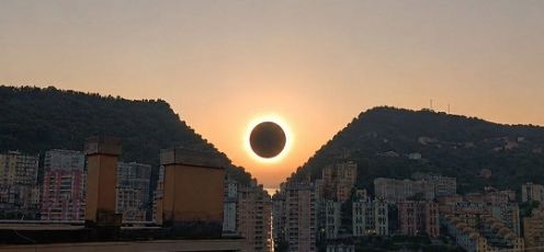 Eclissi di sole, anche a Genova tanti nasi all'insù per lo spettacolo nel cielo