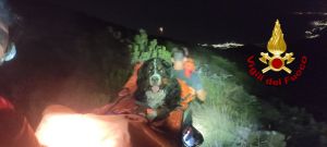 Troppo stanco per camminare, Baloo soccorso dai vigili del fuoco sulle alture di Pra' 