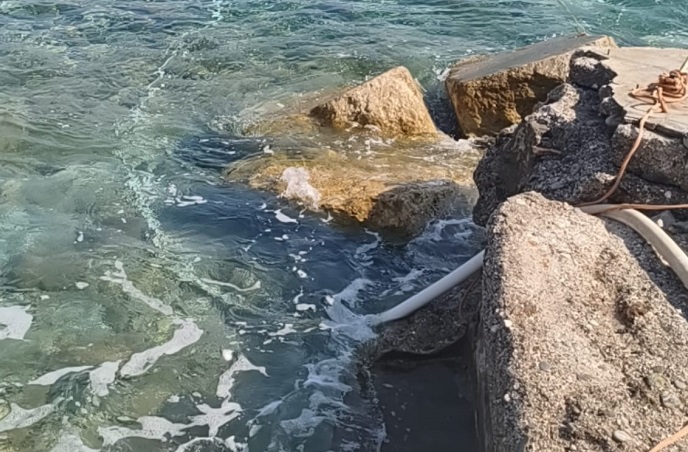 Prendeva e scaricava acqua di mare da una piscina, maxi multa per un condominio di Noli