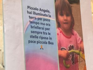 L'Ave Maria di Schubert davanti alla tomba, l'omaggio di una coppia di Saronno alla piccola Beatrice