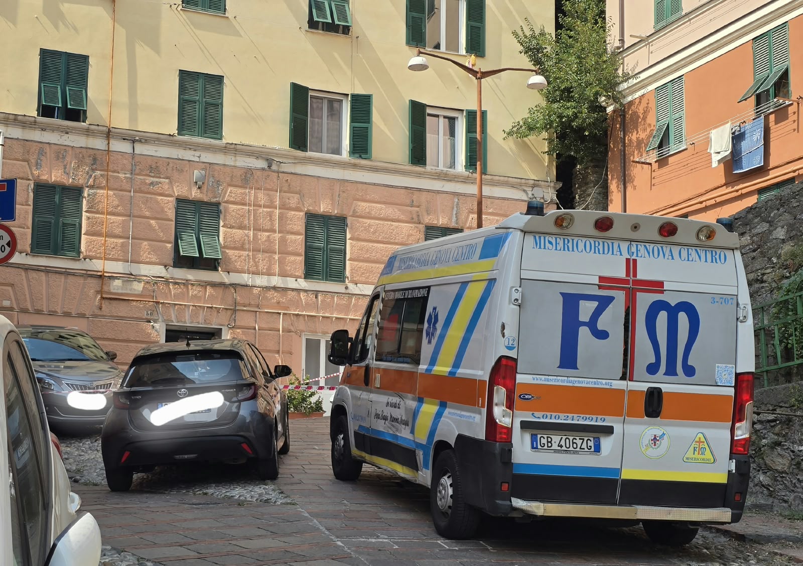 Litigio a San Teodoro finisce in tragedia: ragazzo precipita dalla finestra e muore, poco prima aveva accoltellato la sorella