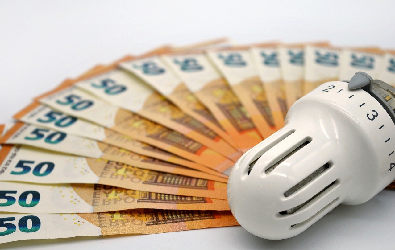 Bollette, energia sempre più cara: a settembre rincari fino al 54% per le imprese
