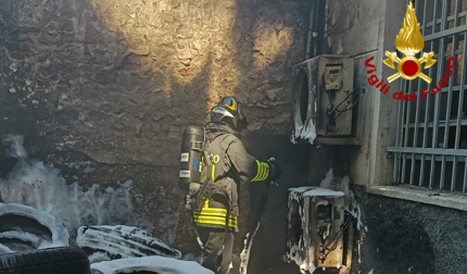 Genova, incendio in un gommista a Bolzaneto: fiamme domate dai Vigili del Fuoco