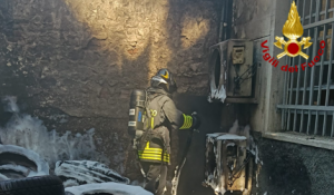 Genova, incendio in un gommista a Bolzaneto: fiamme domate dai Vigili del Fuoco