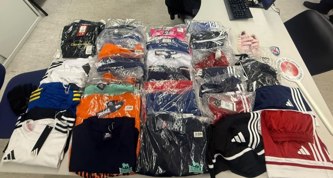 Genova, commercio abusivo, stretta della Polizia Locale in zona Galeone: sequestrati 50 capi contraffatti
