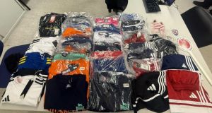 Genova, commercio abusivo, stretta della Polizia Locale in zona Galeone: sequestrati 50 capi contraffatti