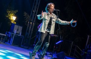 Alassio: anche Alberto Fortis firma la sua piastrella sul Muretto