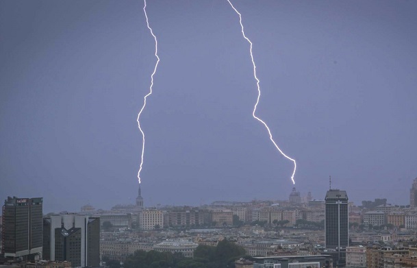 Pioggia di fulmini sulla Liguria, oltre 37mila da questa mattina: 20mila solo su Genova