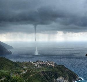 Tromba marina alle Cinque Terre: le immagini da Manarola