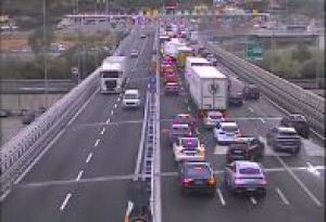 Tir di traverso sull'Autofiori tra Arma di Taggia e Imperia, fino a 15 km di code verso Genova
