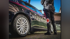 Giovane difende un'amica e il branco lo assale con una spranga: deve essere operato