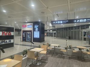 Genova, aeroporto deserto alle 20. Il grido d'allarme di un passeggero: "Volo da Roma in grave ritardo e non è uno scalo internazionale"