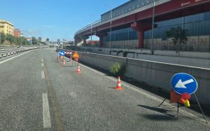 Genova, assurdo sulla Guido Rossa: botola aperta da giugno, transenne e lampade abbattute e sostituite più volte, ma il buco resta