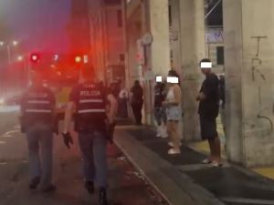 Esplode la rissa sull'autobus in via Cantore, polizia sul posto dopo l'allarme dell'autista (VIDEO)