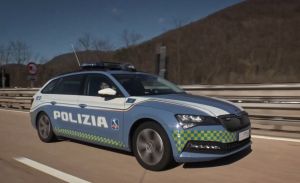 A10, a folle velocità su auto rubata: fermato il conducente
