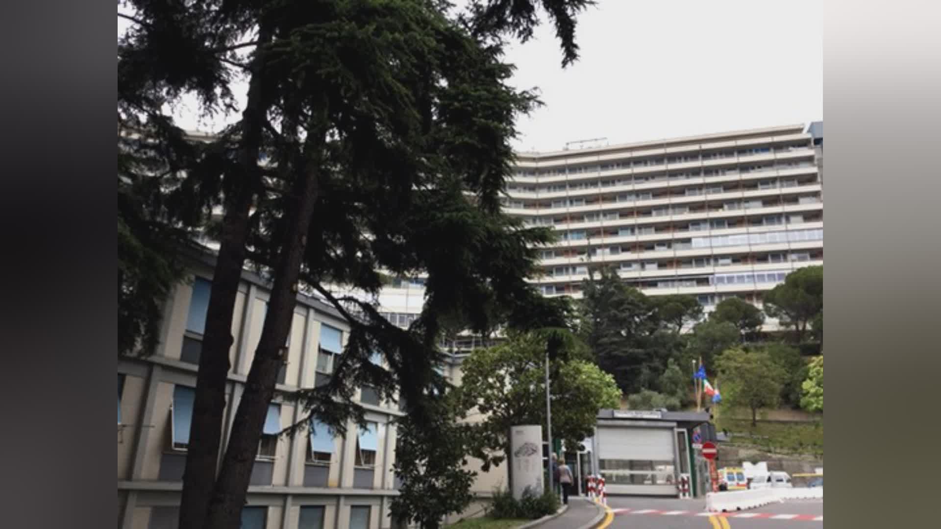 Meningococco, è morto l'uomo ricoverato al San Martino di Genova: aveva 66 anni. Accertamenti sui contatti
