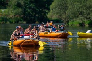 Trekking nautico, l’Italia si scopre dall’acqua: kayak e canoa per un turismo lento ed ecosostenibile