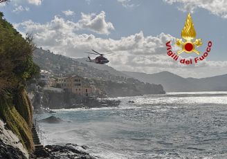 In difficoltà in mare a Bogliasco, ritrovato vivo anche il secondo bagnante dopo ore di ricerche