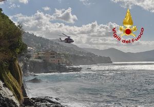 In difficoltà in mare a Bogliasco, ritrovato vivo anche il secondo bagnante dopo ore di ricerche