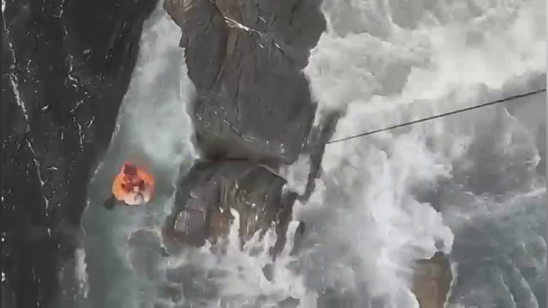 Bogliasco, il video della complicata operazione di salvataggio tra le onde del ragazzo ucraino