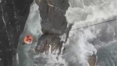 Bogliasco, il video della complicata operazione di salvataggio tra le onde del ragazzo ucraino