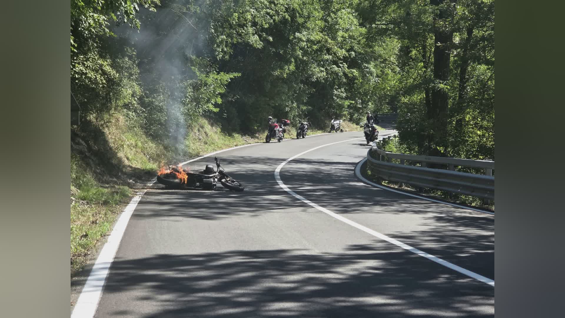 Valtrebbia, moto a fuoco tra Ottone e Gorreto: centauro soccorso dal 118