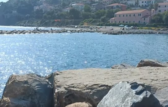 Imperia: sesso in pieno giorno in spiaggia affollata, coppia di amanti di mezza età nei guai