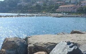 Imperia: sesso in pieno giorno in spiaggia affollata, coppia di amanti di mezza età nei guai