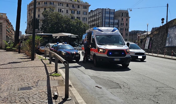 Spacca una portiera dell'autobus e sputa in faccia alla conducente: paura a Sampierdarena