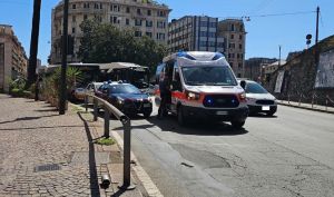 Spacca una portiera dell'autobus e sputa in faccia alla conducente: paura a Sampierdarena