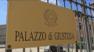 Imperia, tenta violenza su una minorenne: il giudice lo scarcera perché "pentito". Esplode la polemica
