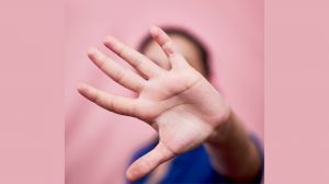 Imperia, tenta violenza su una minorenne: il giudice lo scarcera perché "pentito". Esplode la polemica
