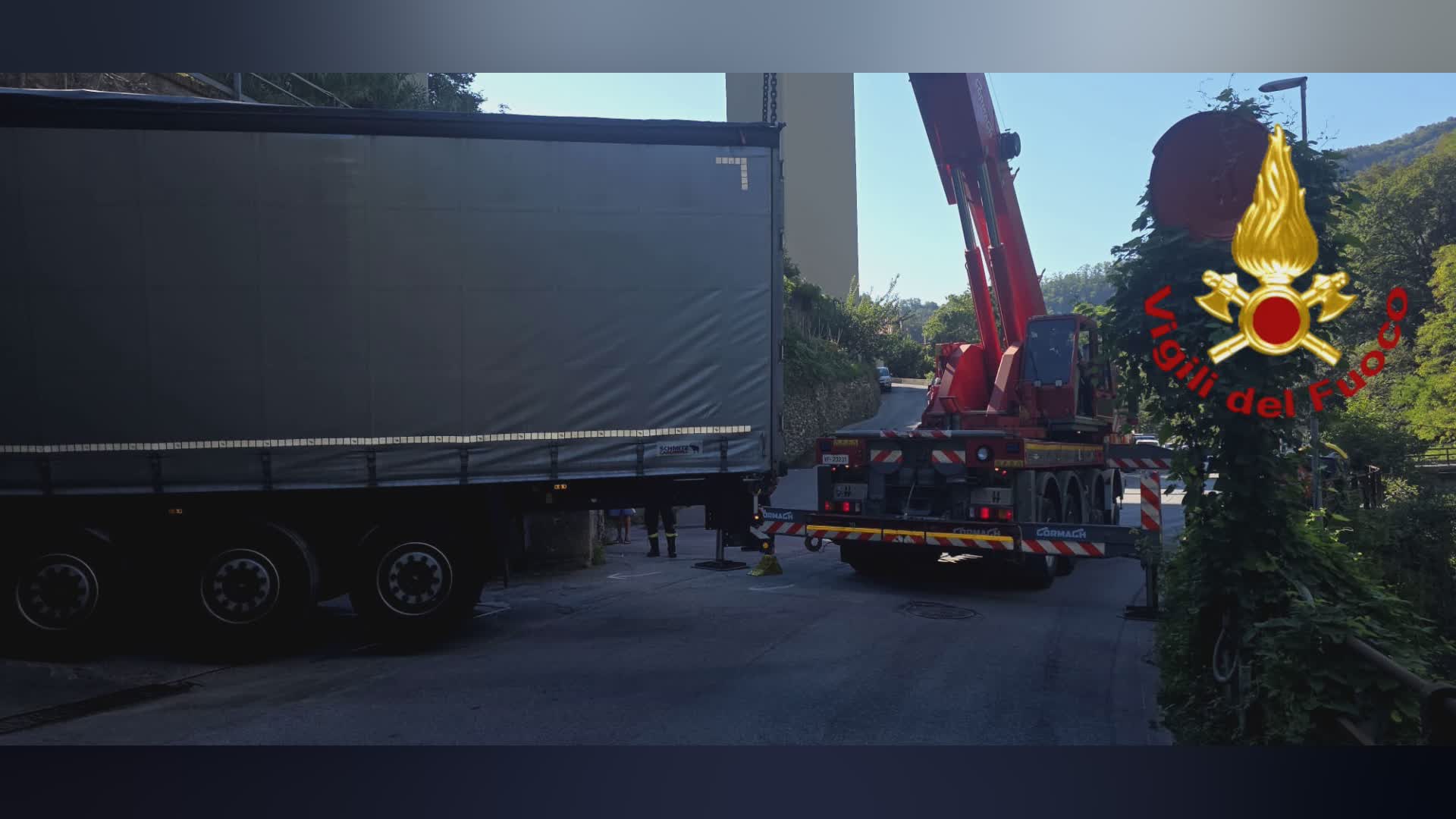 Genova, autoarticolato bloccato a Voltri: intervento dei Vigili del Fuoco