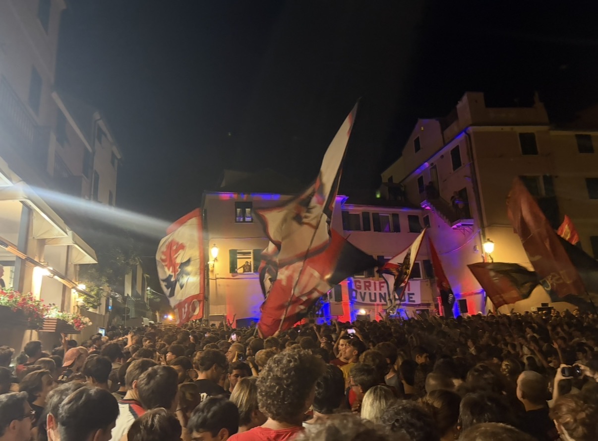 Genoa, 133 anni di storia: migliaia di tifosi a Boccadasse per festeggiare il Grifone