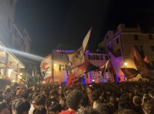Genoa, 133 anni di storia: migliaia di tifosi a Boccadasse per festeggiare il Grifone