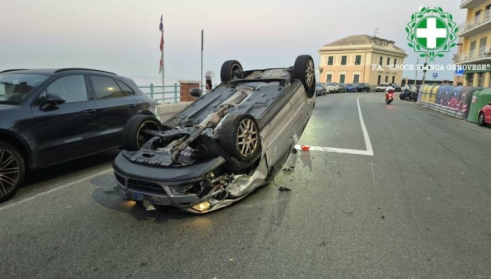 Genova Quinto, paura all’alba: auto si ribalta, probabile colpo di sonno del conducente