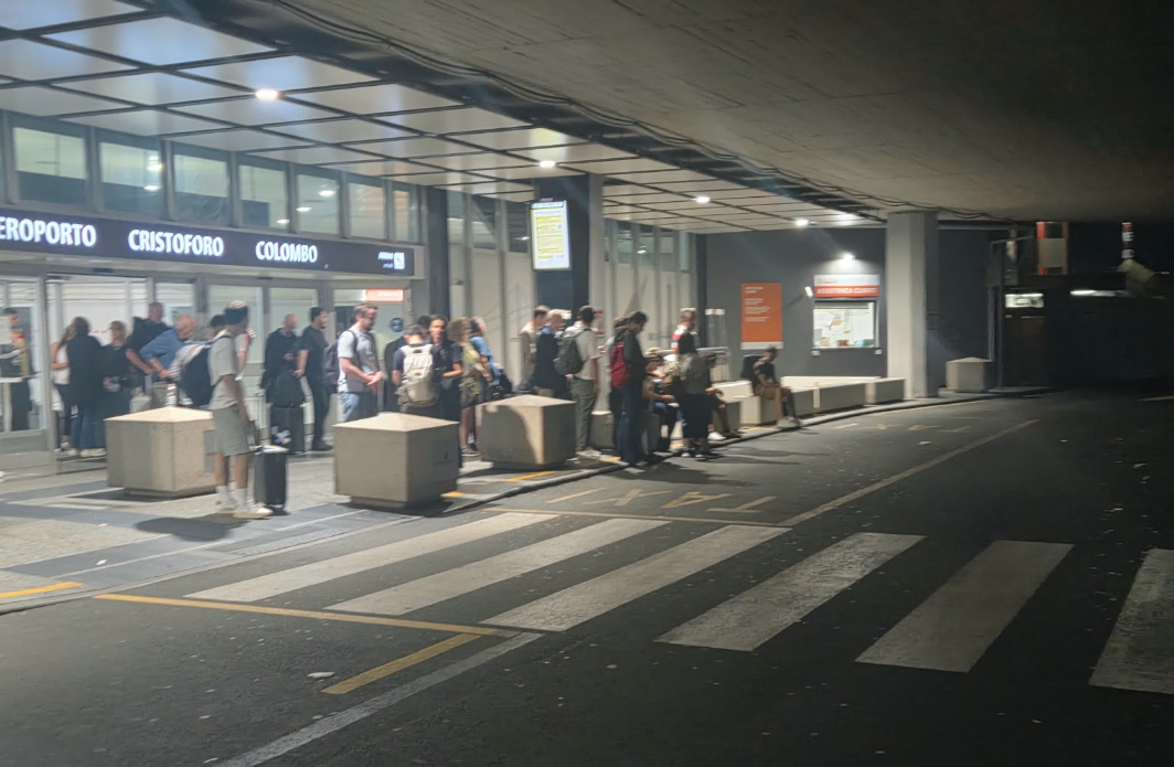 Genova, domenica sera senza taxi all'aeroporto: lunga fila di passeggeri in attesa  