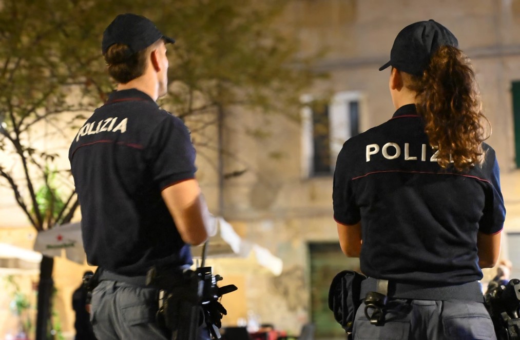 Genova: riconosce per strada i presunti rapinatori, due stranieri denunciati dalla polizia