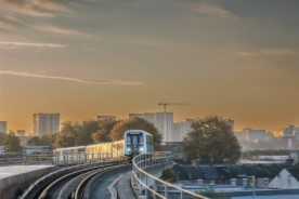 Londra: il primo treno DLR di ultima generazione torna in servizio dopo ammodernamento e collaudo