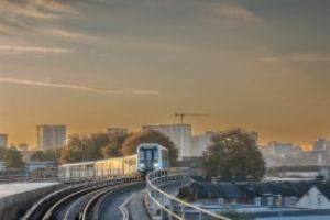 Londra: il primo treno DLR di ultima generazione torna in servizio dopo ammodernamento e collaudo