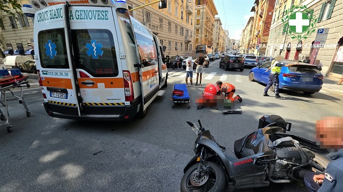 Scontro frontale fra moto alla Foce, due feriti in ospedale