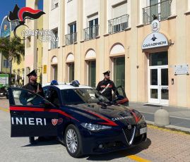 Albenga, tenta di investire un conoscente con un'auto rubata e aggredisce i Carabinieri