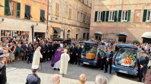 Tragedia di Finale, ultimo atto: commozione ai funerali di Mattia, Paola e Daniele