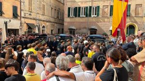 Folla ai funerali della famiglia Baruzzo, il sindaco Berlangieri: "Non siamo soli, dobbiamo ascoltarci e aiutarci"