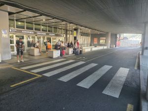 Aeroporto di Genova senza taxi non solo di sera: passeggeri in attesa di un'auto anche nel pomeriggio