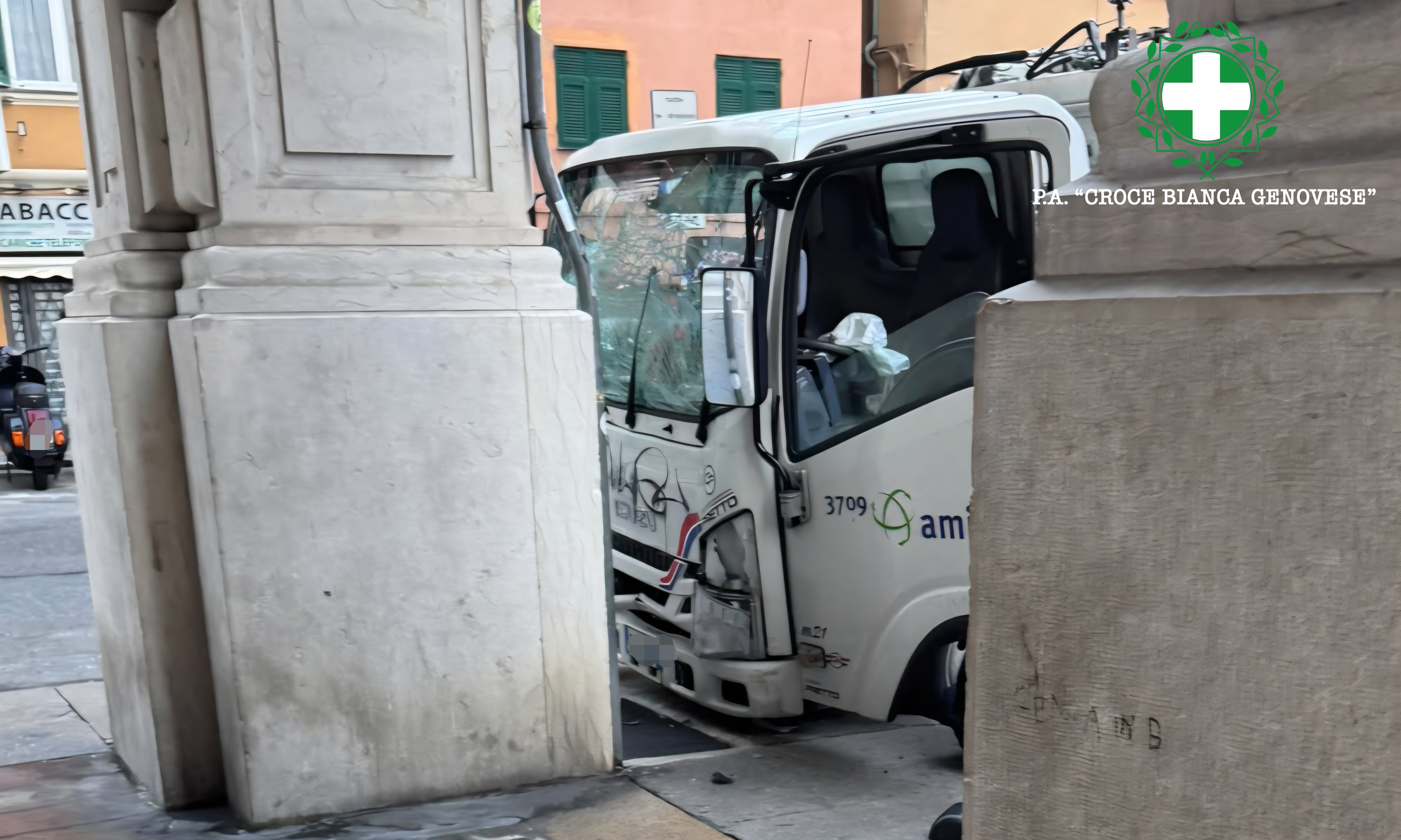 Incidente in via Petrarca: sale sul camion dell'Amiu e si schianta contro il porticato