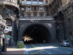Genova, morto l'uomo di 89 anni che era caduto caduto in bicicletta in galleria Garibaldi