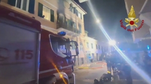 Genova, incendio in via Majorana: occupanti si rifugiano sul balcone e vengono salvati