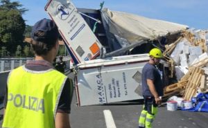 A7: Vignole Borbera, camion si ribalta, carreggiata bloccata e sversamento pericoloso nello Scrivia